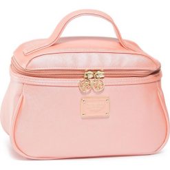 Kosmetyczka GUESS - Bahia Accessories PWBAHI P0261 PCH. Różowe kosmetyczki męskie Guess, z aplikacjami, ze skóry ekologicznej. Za 239,00 zł.