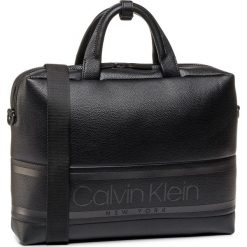 Torba na laptopa CALVIN KLEIN - Striped Logo Pu Laptop Bag K50K505650 BAX. Czarne torby męskie skórzane Calvin Klein, bez wzorów, ze skóry ekologicznej. W wyprzedaży za 379,00 zł.
