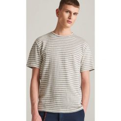 T-shirt ze strukturalnej dzianiny - Kremowy. Białe t-shirty męskie Reserved, s, bez wzorów, z dzianiny, bez kołnierzyka. Za 59,99 zł.