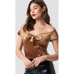 NA-KD Party Aksamitny top z odkrytymi ramionami - Brown. Brązowe topy damskie NA-KD Party, bez wzorów, z materiału, z falbankami. W wyprzedaży za 60,97 zł.