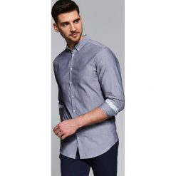 Koszula we wzór taliowana. Szare koszule męskie Top Secret, na lato, m, w kwiaty, z tkaniny, eleganckie, z klasycznym kołnierzykiem, bez rękawów. W wyprzedaży za 39,99 zł.