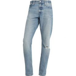 Calvin Klein Jeans 026 SLIM Jeansy Slim Fit light blue denim. Niebieskie jeansy męskie marki Calvin Klein Jeans, z bawełny. Za 589,00 zł.