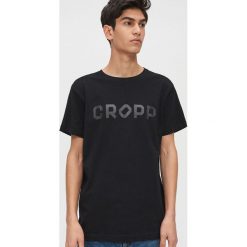 Koszulka basic z napisem Czarny. Czarne koszulki męskie Cropp, s, z napisami, bez kołnierzyka, bez rękawów. Za 29,99 zł.