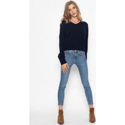 Kaszmirowy sweter w kolorze granatowym. Niebieskie swetry damskie Just Cashmere, m, bez wzorów, z kaszmiru, bez rękawów, bez kaptura. W wyprzedaży za 349,95 zł.