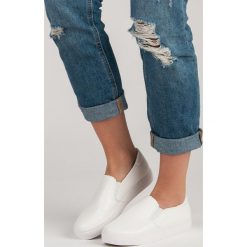 BIAŁE TRAMPKI SLIP ON. Białe trampki i tenisówki damskie marki Merg, bez wzorów, bez zapięcia. Za 45,00 zł.