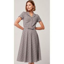 Sukienka Indis w kratkę 32 szary. Szare sukienki damskie m, w paski, z bawełny, vintage, krótkie, mini, dopasowane. Za 597,00 zł.