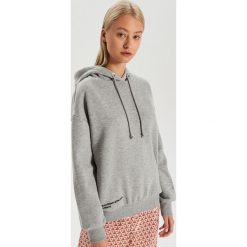 Bluza oversize z kapturem - Jasny szary. Szare bluzy damskie Cropp, s, bez wzorów, bez rękawów, z kapturem. Za 89,99 zł.