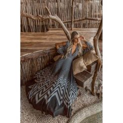 Sukienka MIROKO. Sukienki damskie Sukienka MIROKO, s, bez wzorów, bez kołnierzyka, bez rękawów, długie. W wyprzedaży za 79,00 zł.