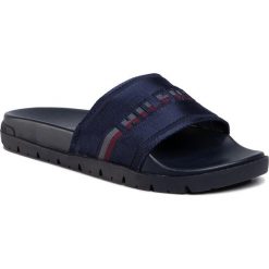Klapki TOMMY HILFIGER - Webbing Sandal FM0FM02705 Deset Sky DW5. Niebieskie klapki męskie TOMMY HILFIGER, ze skóry ekologicznej, bez zapięcia. Za 299,00 zł.