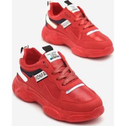 Czerwone Sneakersy Zariyah. Czerwone buty sportowe damskie Born2be, z napisami, z nubiku, sportowe. Za 99,99 zł.