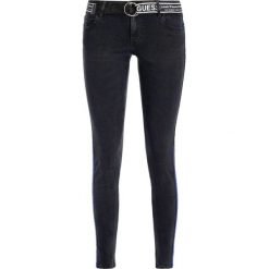 Jeansy Slim Fit Guess Marilyn W93A41 D3KA4. Czarne jeansy damskie Guess. W wyprzedaży za 269,00 zł.