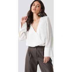 NA-KD Kopertowy bluzka z satyny - White. Białe bluzki damskie marki NA-KD, bez wzorów, z poliesteru, bez kołnierzyka, z długim rękawem. Za 121,95 zł.