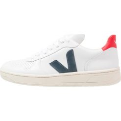 Veja V10 Sneakersy niskie extra white/nautico pekin. Białe sneakersy męskie marki Veja, bez wzorów, ze skóry, bez zapięcia. Za 529,00 zł.