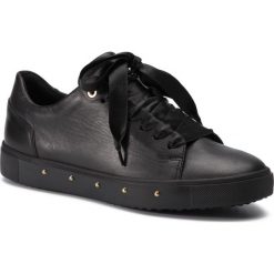 Sneakersy WOJAS - 8537-51 Czarny. Czarne półbuty damskie marki Wojas, na co dzień, z aplikacjami, ze skóry, bez obcasa, na płaskiej podeszwie, bez zapięcia. Za 379,00 zł.
