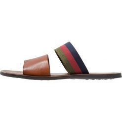 Chodaki męskie: Kenneth Cole New York KIRBY Klapki tan combo