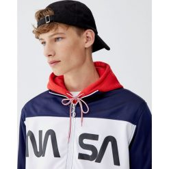 Bluza NASA z suwakiem. Czerwone bluzy męskie Pull&Bear, m, bez wzorów, bez kołnierzyka, bez rękawów, bez kaptura. Za 109,00 zł.
