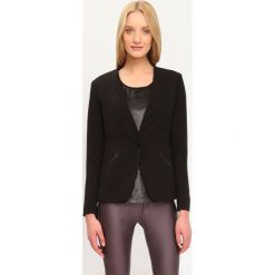 ŻAKIET DAMSKI KLASYCZNY, OBCISŁY. Brązowe marynarki i żakiety damskie Top Secret, eleganckie. Za 79,99 zł.