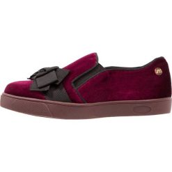 Creepersy damskie: XTI Półbuty wsuwane burgundy