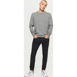 Gładki sweter BASIC - Jasny szary. Szare swetry klasyczne męskie marki Cropp, l. Za 69,99 zł.