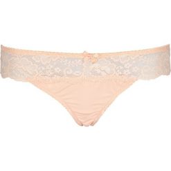 Stringi w kolorze brzoskwiniowym. Różowe stringi damskie Lascana & Co., w koronkowe wzory, z koronki. W wyprzedaży za 29,95 zł.