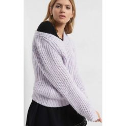 Luźny sweter z dekoltem V. Fioletowe bez kategorii Orsay, s, z dzianiny, dekolt w kształcie v. W wyprzedaży za 70,00 zł.