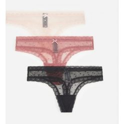 Koronkowe stringi 3 pack - Czarny. Czarne stringi damskie Reserved, s, bez wzorów, z koronki. Za 39,99 zł.