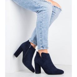 Botki damskie Ideal Shoes TX-2906 Granatowe. Botki damskie Ideal Shoes, z tworzywa sztucznego, klasyczne, na wysokim obcasie, bez zapięcia. Za 139,00 zł.