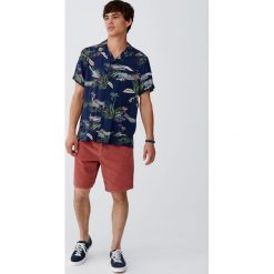 Koszula z wiskozy z nadrukiem krajobrazu. Zielone koszule męskie Pull&Bear, m, z nadrukiem, z wiskozy, bez kołnierzyka, bez rękawów. Za 62,90 zł.