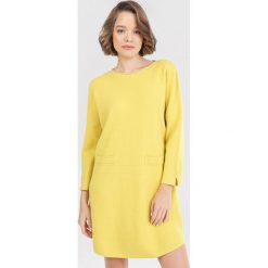 Żółta Sukienka Thelora. Żółte sukienki damskie Born2be, xl, bez wzorów, z dzianiny, bez kołnierzyka, bez rękawów. Za 89,99 zł.