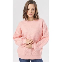 Jasnoróżowy Sweter Xennara. Różowe swetry damskie Born2be, s, bez wzorów, bez rękawów, bez kaptura. Za 149,99 zł.