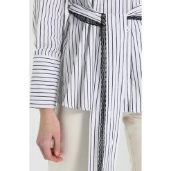 Bluzki damskie: Lost Ink BARDOT BLOUSE Bluzka white