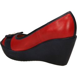 CZÓŁENKA CARINII B2097-A0. Brązowe buty ślubne damskie Casu, na koturnie. Za 209,99 zł.