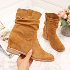 Kowbojki damskie na koturnie ocieplane camel Vinceza - camel. Brązowe botki damskie Vinceza, bez obcasa, na koturnie, bez zapięcia. Za 129,99 zł.