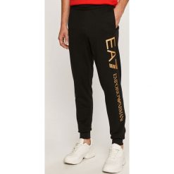 EA7 Emporio Armani - Spodnie. Czarne spodnie męskie EA7 Emporio Armani, na co dzień, xxl, z nadrukiem, z bawełny. Za 429,90 zł.
