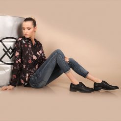 Dżinsy w kolorze niebieskim. Niebieskie jeansy damskie Chattawak, w paski, z standardowym stanem. W wyprzedaży za 89,95 zł.