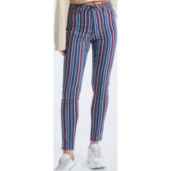 Spodnie High Waist - Biały. Białe spodnie damskie z wysokim stanem marki Cropp, z podwyższonym stanem. Za 79,99 zł.