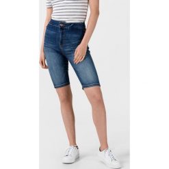 Guess Pedal Szorty Niebieski. Niebieskie szorty damskie Guess, z aplikacjami, z bawełny. Za 307,95 zł.