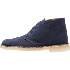 Clarks DESERT BOOT Sznurowane obuwie sportowe navy. Niebieskie buty sportowe męskie Clarks, z materiału, na sznurówki. W wyprzedaży za 356,30 zł.