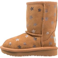 Buty zimowe damskie: UGG CLASSIC SHORT II STARS Botki chestnut