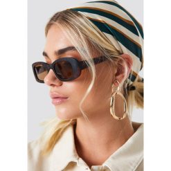 NA-KD Accessories Prostokątne okulary przeciwsłoneczne retro - Brown. Brązowe okulary przeciwsłoneczne damskie aviatory NA-KD Accessories, prostokątne. Za 80,95 zł.