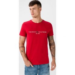 Tommy Hilfiger Koszulka Czerwony. Czerwone podkoszulki męskie TOMMY HILFIGER, l, bez wzorów, z bawełny, bez kołnierzyka, krótkie. Za 187,95 zł.