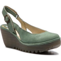 Sandały FLY LONDON - Yluxfly P500979003 Jade Green. Zielone klapki damskie Fly London, bez wzorów, ze skóry, bez obcasa, na obcasie. W wyprzedaży za 349,00 zł.