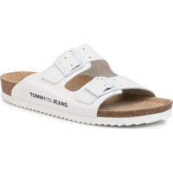 Klapki TOMMY JEANS - Color Block Flat Sandal EN0EN00835 White YBS. Białe klapki damskie Tommy Jeans, bez wzorów, z jeansu, bez obcasa. W wyprzedaży za 239,00 zł.