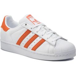 Buty adidas - Superstar EE4472 Ftwwht/Orange/Ftwwht. Białe buty sportowe damskie Adidas, z zamszu, eleganckie. W wyprzedaży za 259,00 zł.
