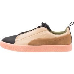 Puma CLYDE FSHN GLOW NATUREL Tenisówki i Trampki black/natural. Brązowe trampki męskie Puma, z materiału. W wyprzedaży za 344,25 zł.