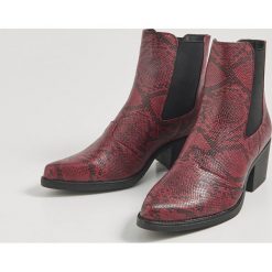 Botki z motywem wężowej skóry - Czerwony. Czerwone botki damskie Sinsay, ze skóry, bez obcasa, bez zapięcia. Za 129,99 zł.