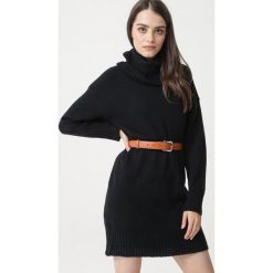 Czarna Sukienka Devonshire. Czarne sukienki damskie Born2be, s, z dzianiny, z golfem, długie, proste. Za 179,99 zł.
