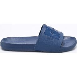 Calvin Klein Jeans - Klapki. Niebieskie kapcie męskie Calvin Klein Jeans, z jeansu, bez zapięcia. W wyprzedaży za 179,90 zł.