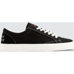 Czarne tenisówki z haftem. Czarne buty sportowe męskie marki Pull&Bear, z haftami, sportowe, bez zapięcia. Za 99,90 zł.