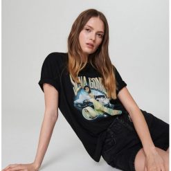 Koszulka oversize Selena Gomez -. Koszulki damskie Cropp, s, bez wzorów, bez kołnierzyka, bez rękawów. Za 59,99 zł.